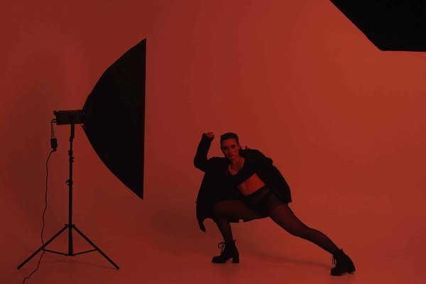 Titre pour l'article connexe : "Les accessoires extravagants des années folles : de l'audace dans les chapeaux et les bijoux