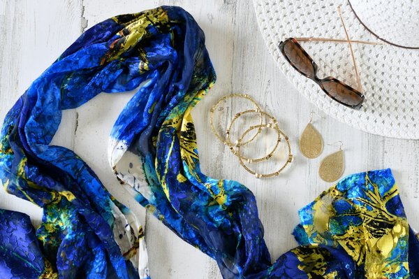 Foulard en soie bleu: must-have de l'élégance