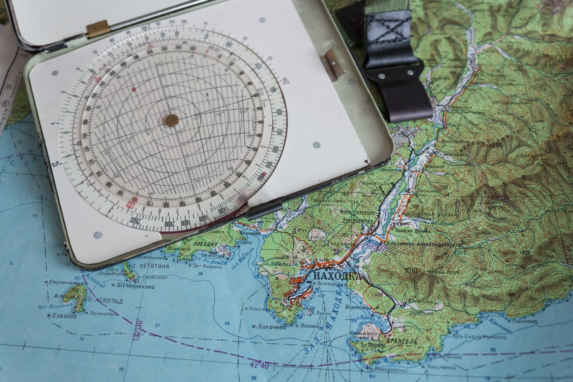 Carte Shom : Comment choisir entre la version papier ou numérique ?