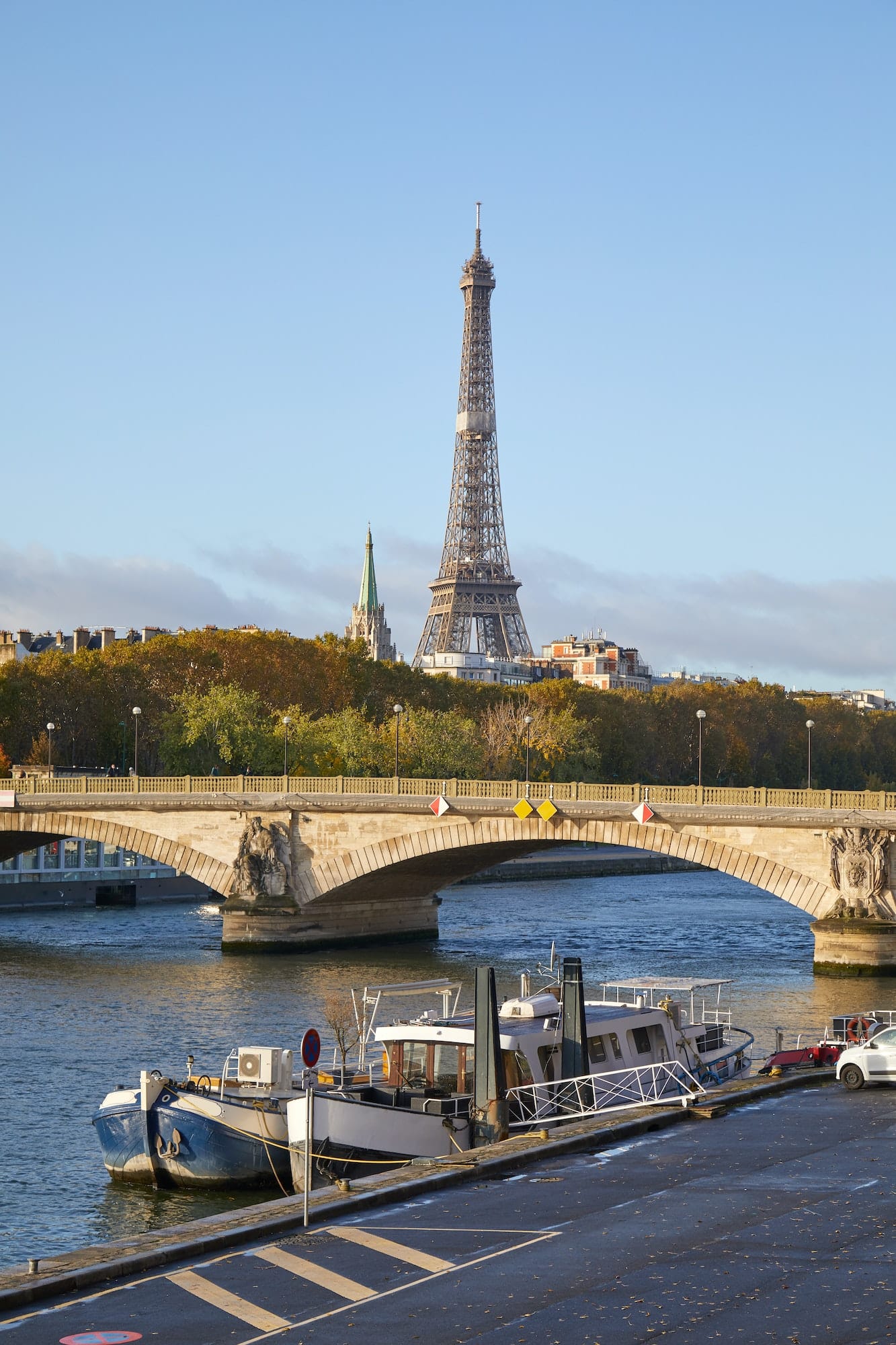 Quels sont les services proposés par le bateaux parisiens ?